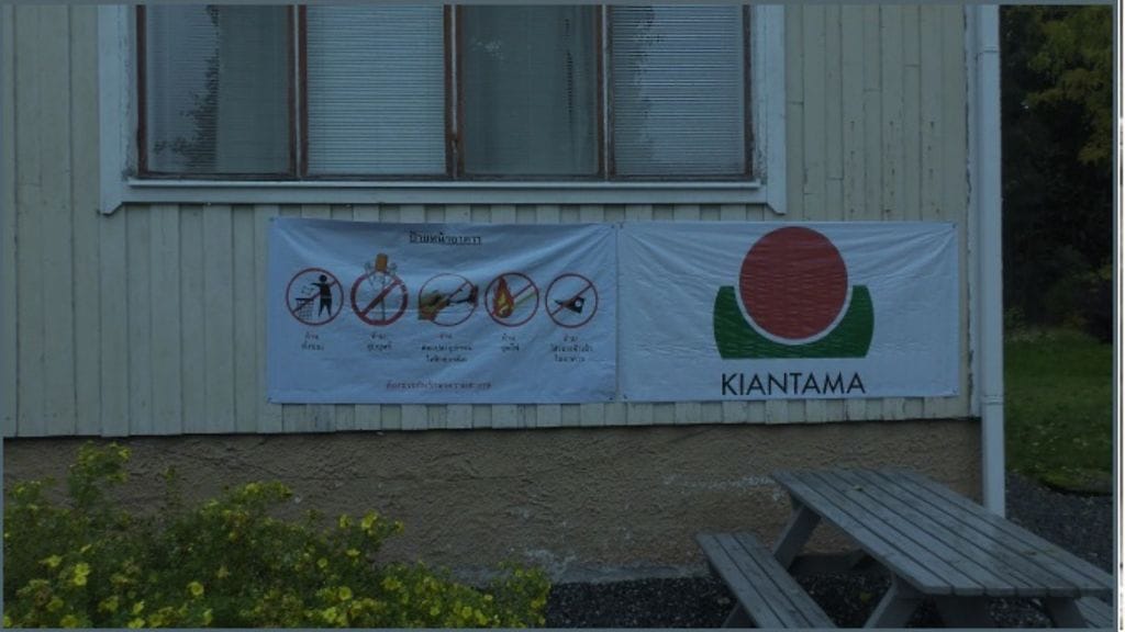 Yhden Lapualla sijainneen marjanpoimintaleirin majoitusrakennuksen seinään kiinnitetty infotaulu.