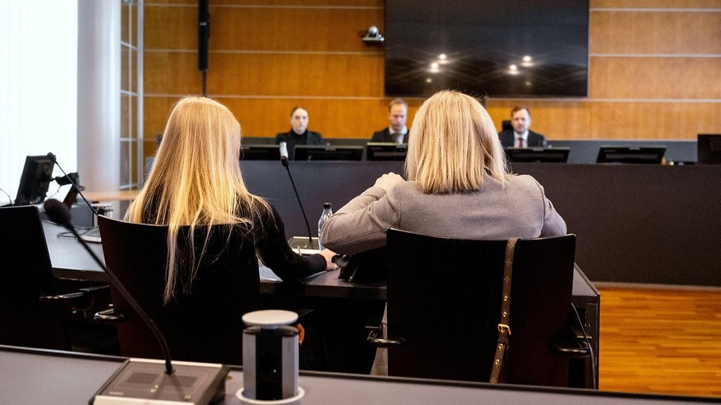 Syytetty 23-vuotias nainen (selin vas.) Pohjanmaan käräjäoikeudessa Vaasassa 27. toukokuuta 2024.