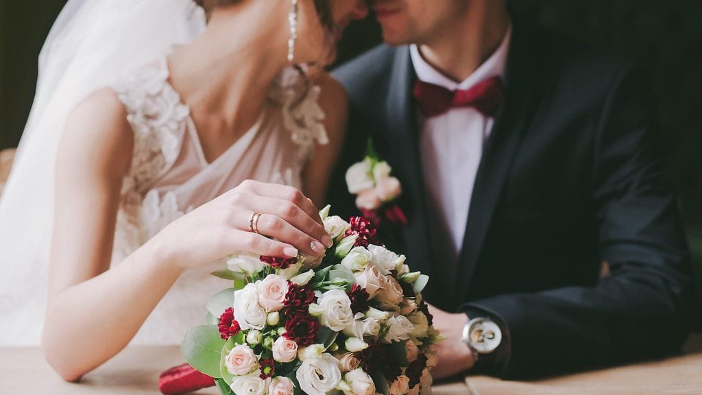 rakastunut hääpari