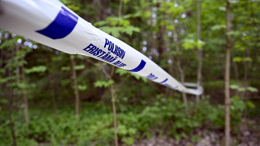 Poliisi esittää taposta ja törkeästä lapsenraiskauksesta epäiltyä miestä vangittavaksi. Kuva Valkeakosken metsästä, josta 15-vuotias uhri löytyi.