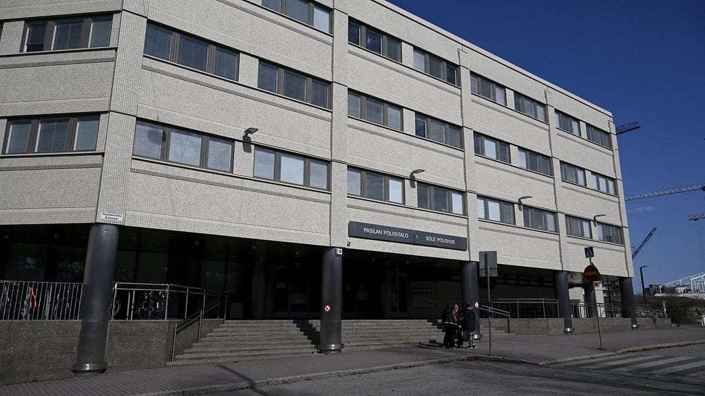 Noin 20-vuotias mies kuoli keskiviikkoiltana Pasilan poliisitalossa sijaitsevassa Helsingin poliisivankilassa. Kyseessä on toinen kuolemantapaus Helsingin poliisivankilassa tänä vuonna ja tällä viikolla.