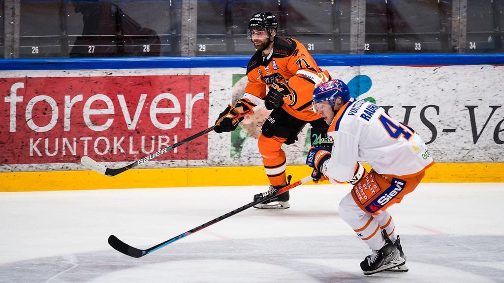 Mario Grman (takana) pelasi viimeksi SM-liigassa kaudella kaudella 2021–22 HPK:ssa.