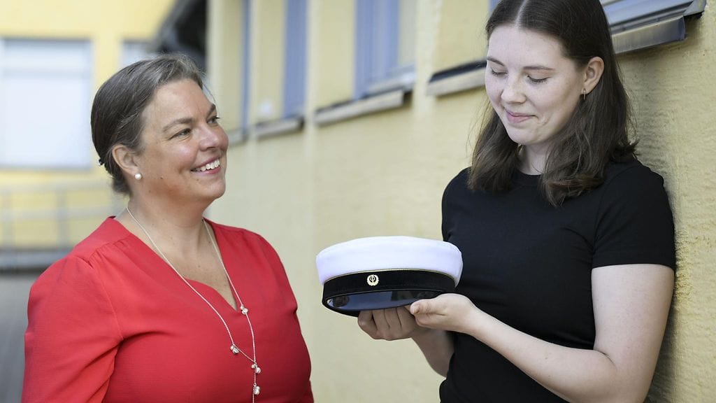 Loviisan lukion rehtori Laura Tehnunen ja tuore ylioppilas Siru Jakobsson.