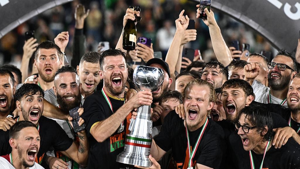 Venezian nousujuhlat käynnistyivät myöhään sunnuntai-iltana.