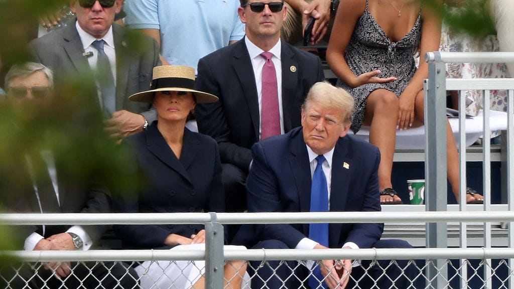 Melania ja Donald Trump seurasivat poikansa Barronin valmistujaisjuhlaa toukokuussa oikeudenkäynnin ollessa yhä käynnissä.