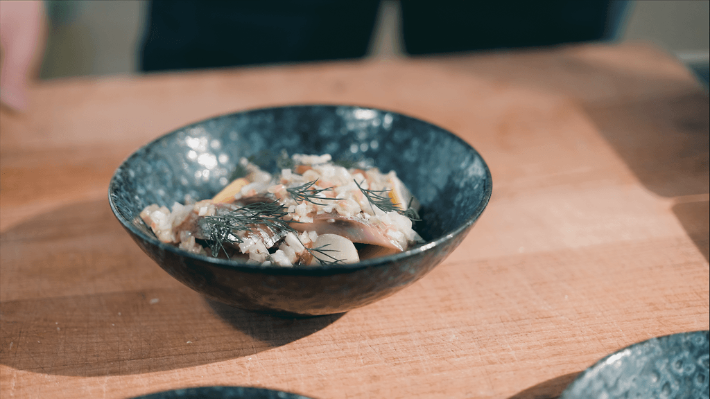 grillattua-varhaisperunaa-sillia-ja-raparperikastiketta