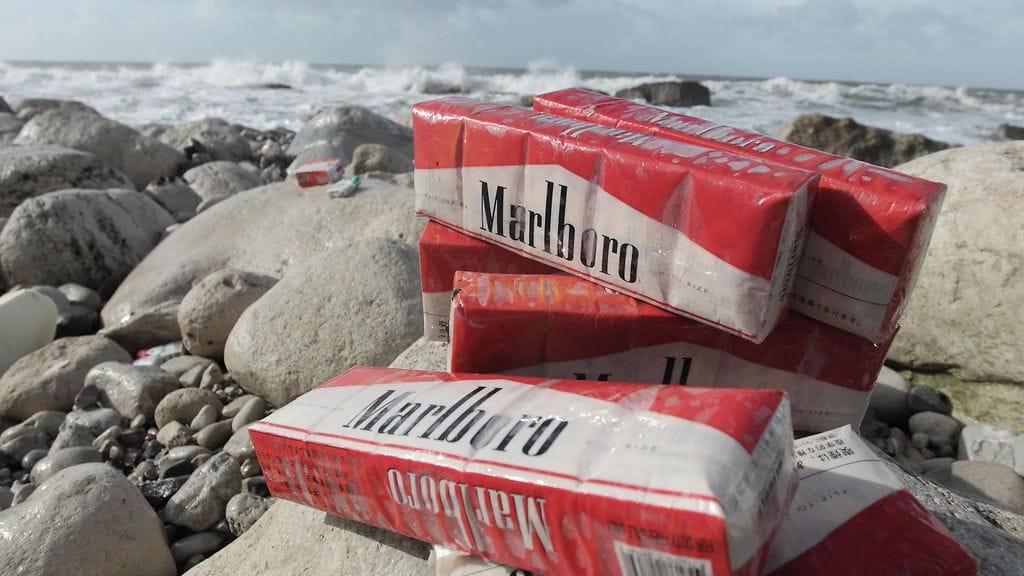 Kuvituskuvassa savukeaskeja huuhtoutuneena rannalle kontin vuodon jälkeen helmikuu 2014. Kuvauspaikka on Isle of Portlandissa Dorsetissa Englannissa.