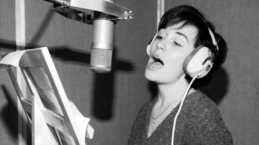 Iskelmätähti Laila Kinnunen laulaa studiossa.