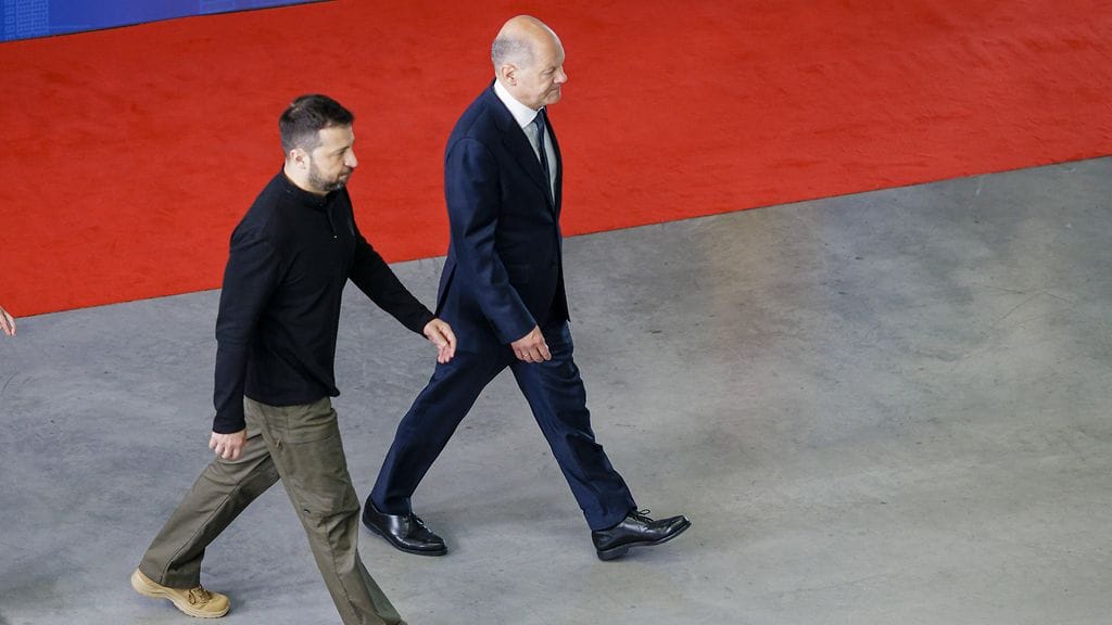 Zelenskyi saapui Berliiniin Ukrainan jälleenrakennuskonferenssiin. Mukana myös Saksan liittokansleri Olaf Scholz.