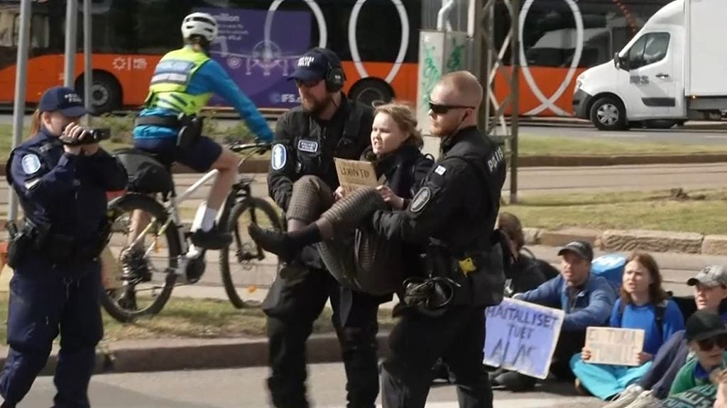 Elokapina järjestää mielenosoituksen Helsingin keskustassa jälleen huomenna perjantaina, kertoo Helsingin poliisi. Kuva kesäkuulta