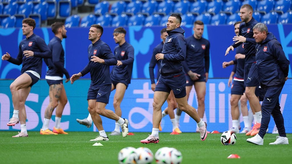 Serbia otti lauantaina tuntumaa sunnuntai-illan näyttämöön Schalken kotistadioniin. Kuvassa keskellä Filip Kostic.