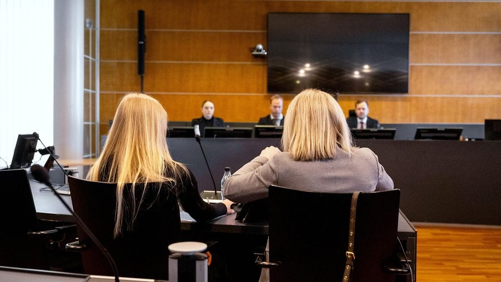 Syytetty 23-vuotias nainen (selin vas.) Pohjanmaan käräjäoikeudessa Vaasassa 27. toukokuuta 2024.