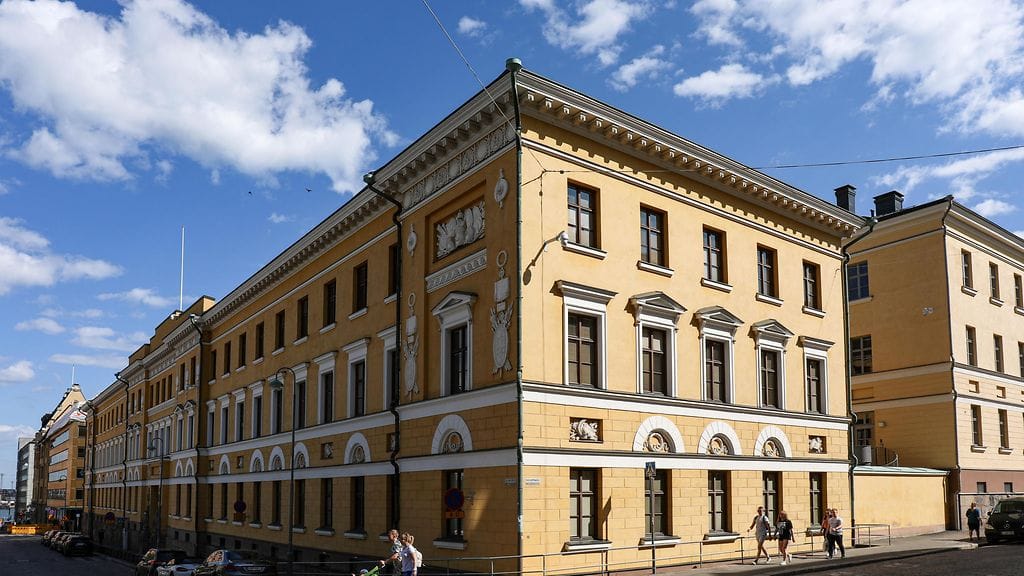 Puolustusvoimien pääesikunta ja puolustusministeriö sijaitsevat Helsingin Kaartinkaupungissa.