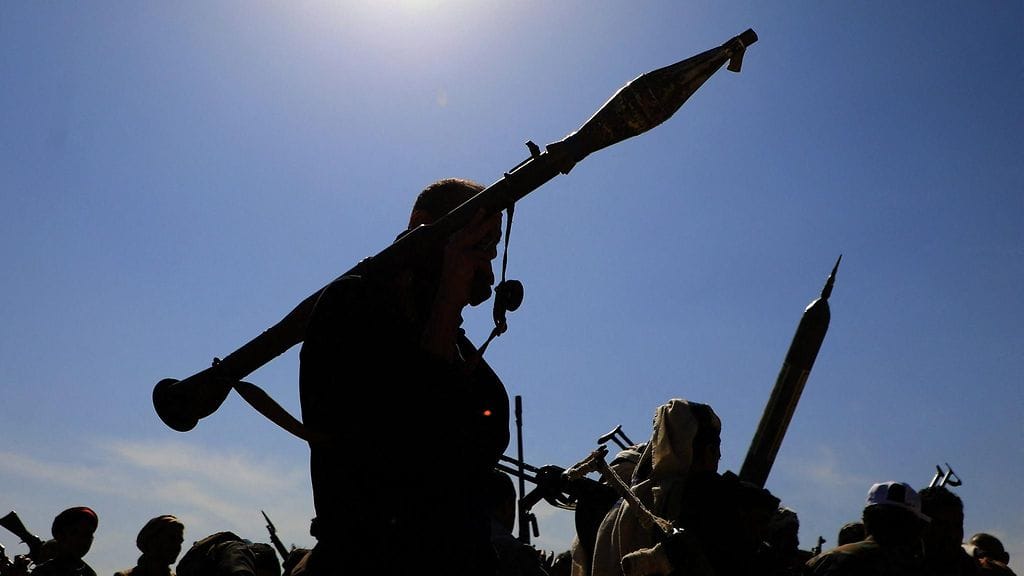 Jemenin huthikapinallisten aseistetut kannattajat osallistuvat solidaarisuusmielenosoitukseen palestiinalaisen Hamas-liikkeen aseellista vastarintaa Israelia kohtaan pääkaupungissa Sanaassa 29. tammikuuta 2024