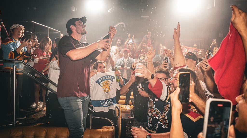 Aleksander Barkov ja Florida juhlivat Stanley Cup -mestaruutta Miamissa.