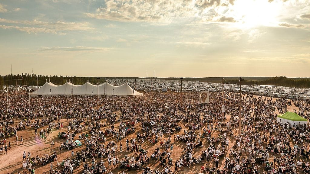 Ihmisiä Pudasjärven Suviseuroilla perjantaina 28. kesäkuuta.