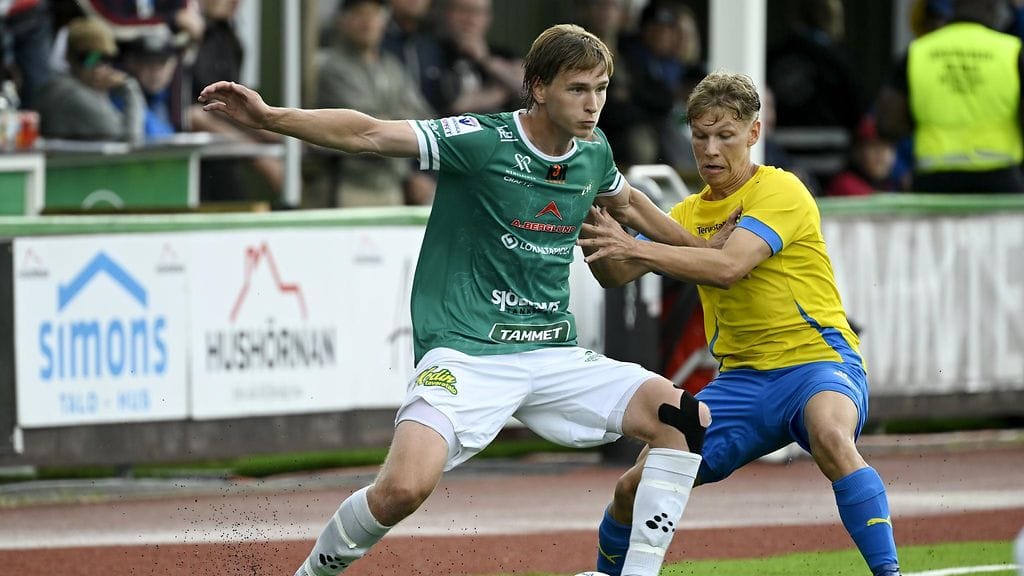 EIF:n Simon Lindholm (vas.) ja Gnistanin Saku Heiskanen kamppailivat pallosta sunnuntaina.