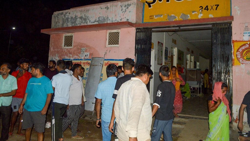 Ihmisiä kerääntyi sairaalan ulkopuolelle suremaan kaaoksessa menehtyneitä.