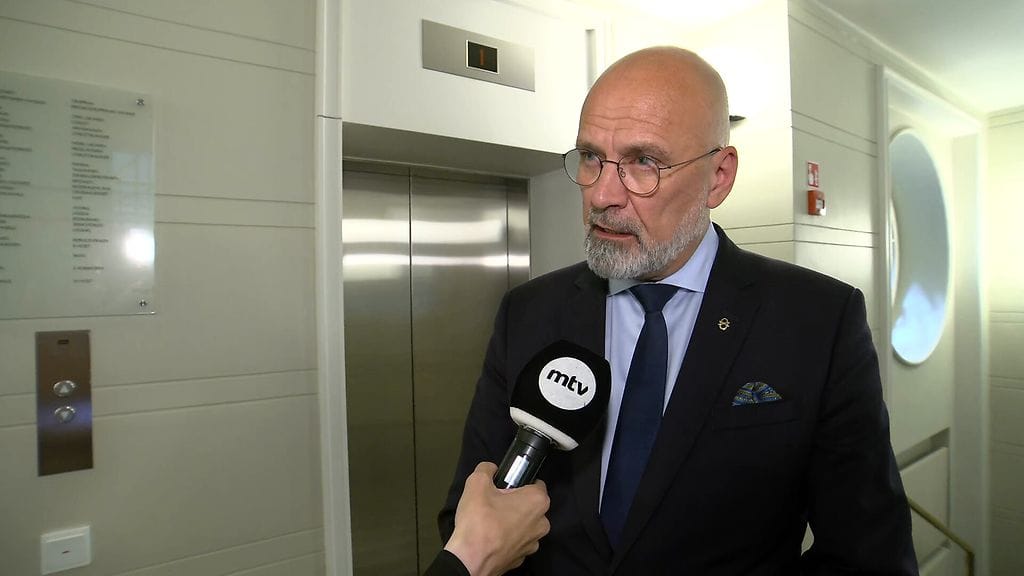 Mauri Peltokangas kertoo, ettei ehtinyt reagoida hirveen mitenkään.