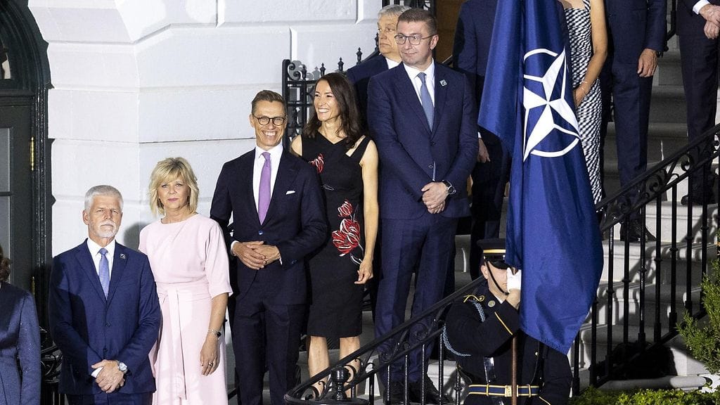 Presidenttipari hymyili näyttävästi juhlallisuuksien keskellä.