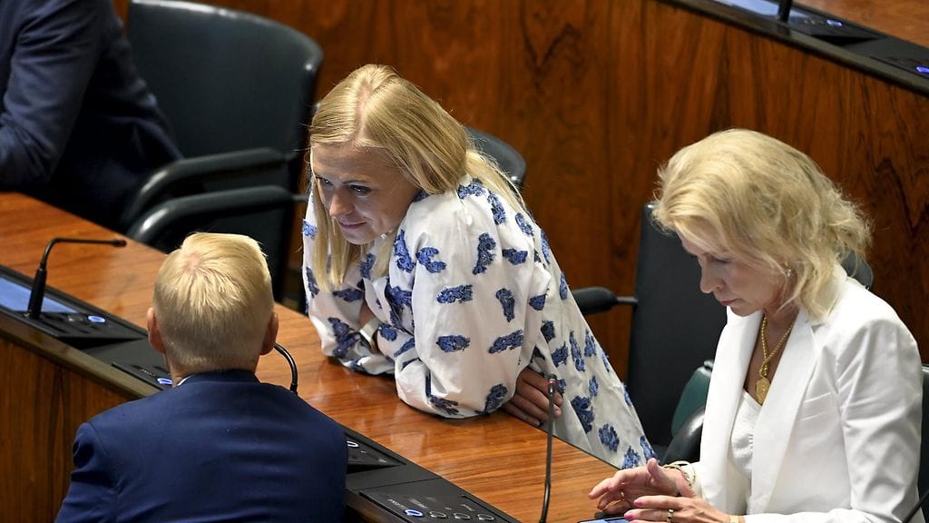 Ulkoministeri Elina Valtonen keskusteli Timo Heinosen ja Pia Kauman kanssa eduskunnan täysistunnossa Helsingissä 12. heinäkuuta 2024.