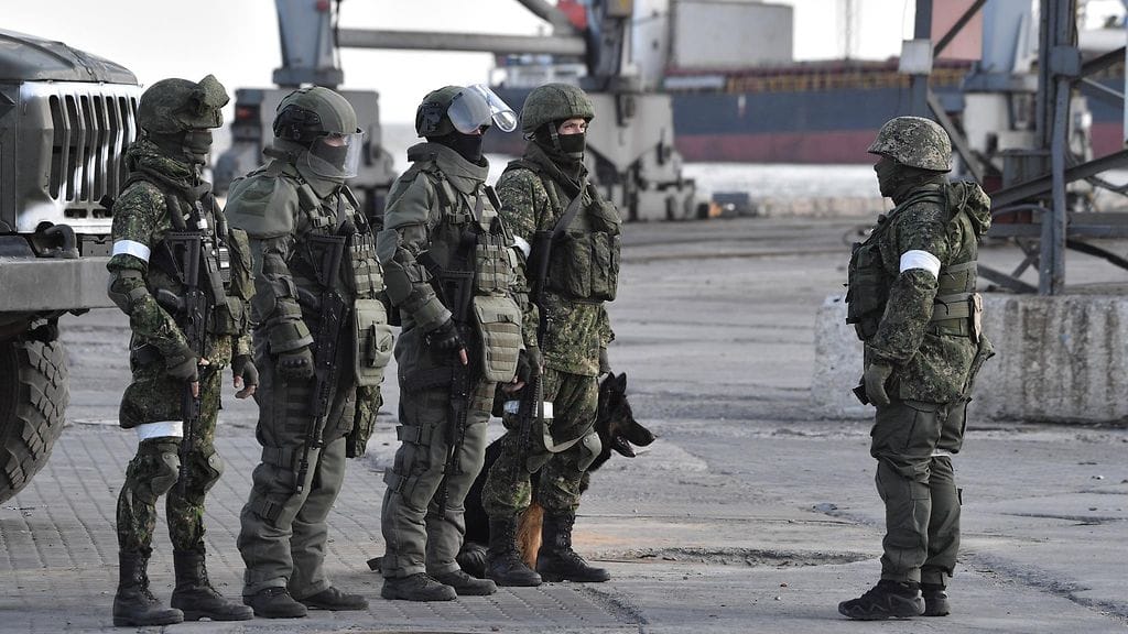 Venäjä ilmoitti tänään valloittaneensa kylän Kaakkois-Ukrainassa. Kuvituskuvassa venäläissotilaita Mariupolissa.