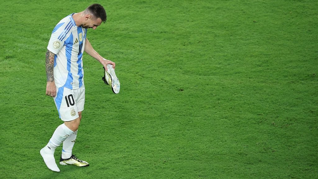 Lionel Messin finaali päättyi kyyneliin.