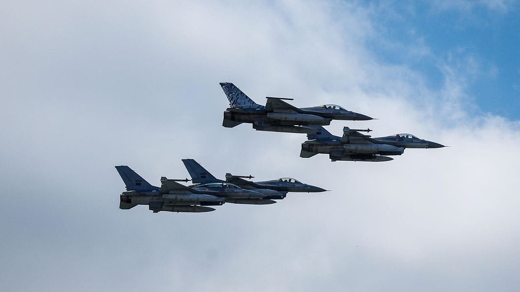 Ukrainalaisviranomaiset ovat antaneet ymmärtää, että Ukrainan on tarkoitus käyttää F-16-hävittäjiä osana ilmatorjuntaa.