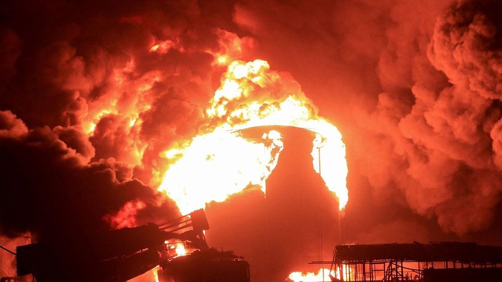 Israelin ilmaiskut sytyttivät öljyvaraston tuleen Hodeidan satamakaupungissa Jemenissä 20. heinäkuuta 2024.