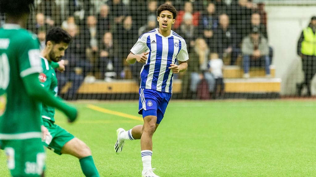 David Ezeh, 18, siirtyy lainalle Puolan pääsarjaan.