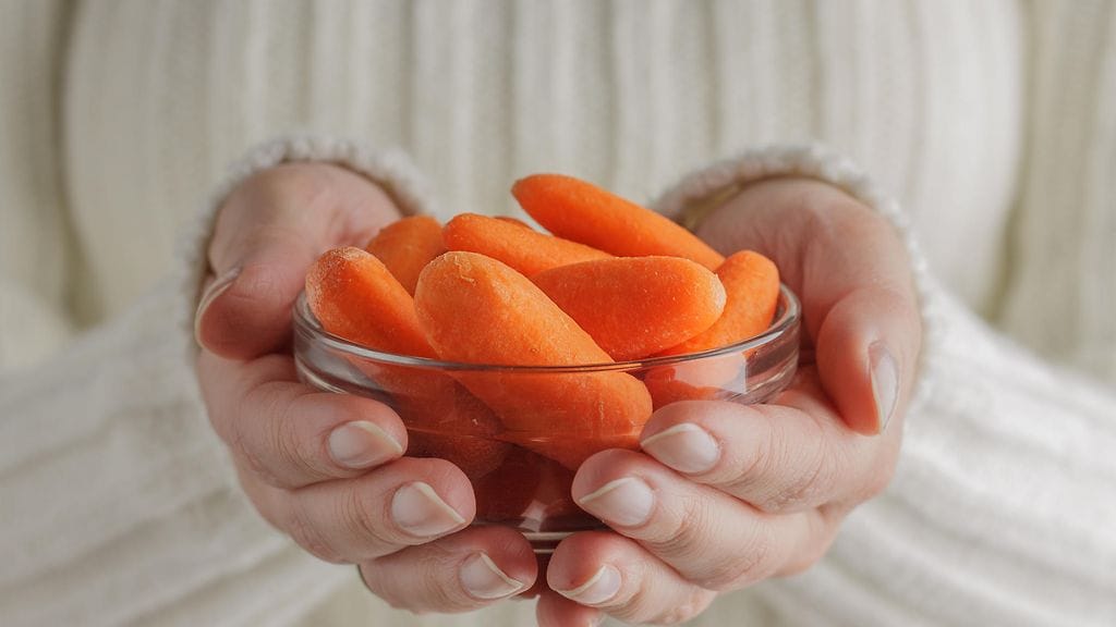 Kuvassa pikkuporkkanoita kulhossa.