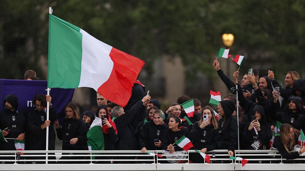 Italian lipunkantajana toimineelle Gianmarco Tamberille (vas.) kävi nolosti.