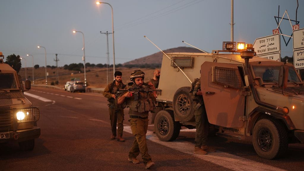 Israelin poliisi ja sotilaat tukkivat tien Golanin kukkulan iskun jälkeen.