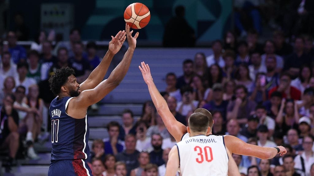 Joel Embiid sai kylmää kohtelua ranskalaisyleisöltä.