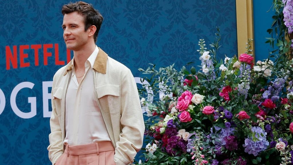 Luke Thompson näyttelee Benedict Bridgertonia.