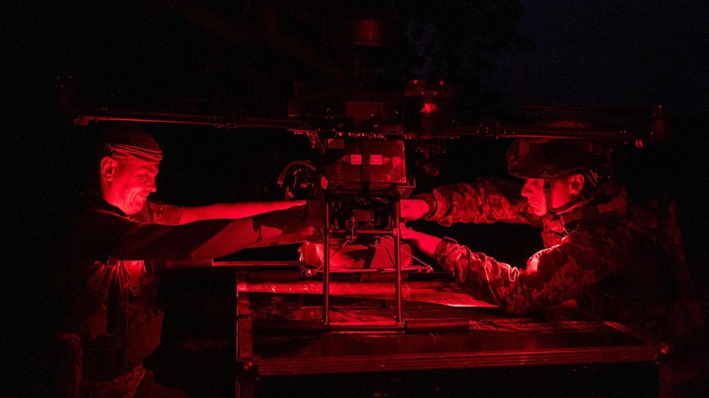 Ukrainan sotilaita ja drone heinäkuussa. Kuvituskuva.