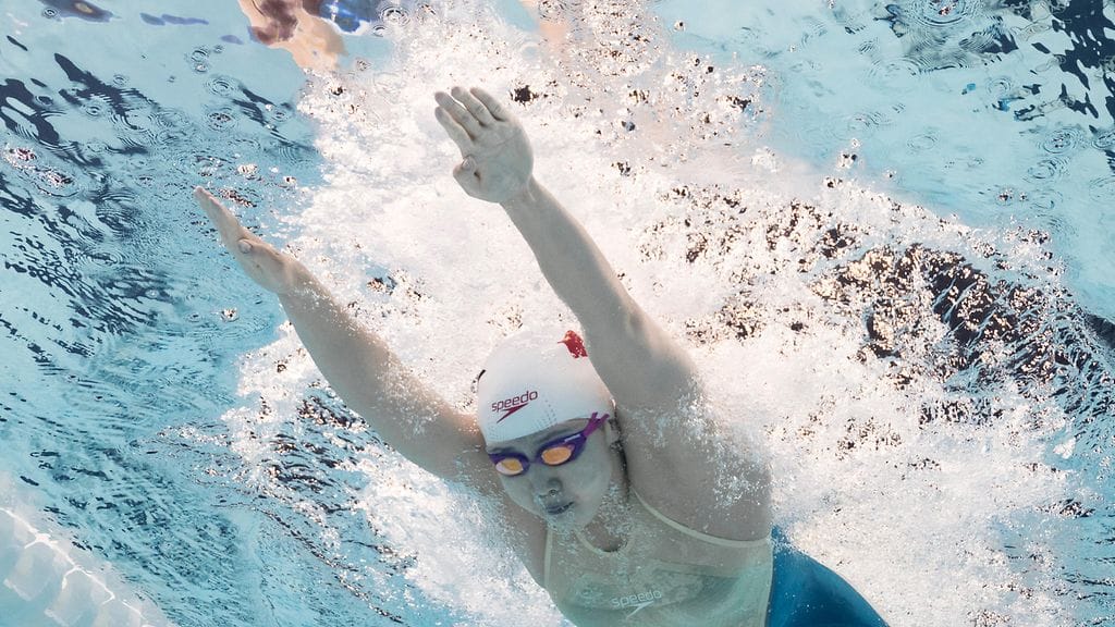 Kiinalaisuimari ui hopealle.