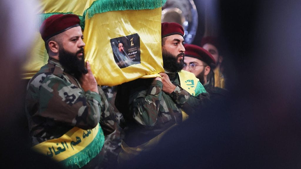 Hizbollahin taistelijat kantavat järjestön komentajan Fuad Shukrin arkkua 1. elokuuta.