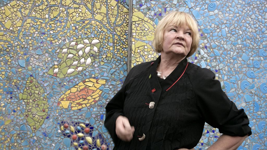 Taiteilija Anu Pentik Galleriansa edustalla Posiolla Lapissa vuonna 2009.