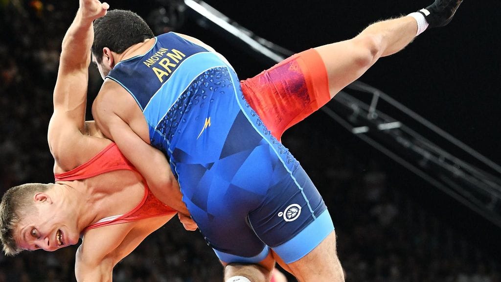 Jonni Sarkkinen joutui väkivahvan Malkhas Amoyanin vietäväksi.