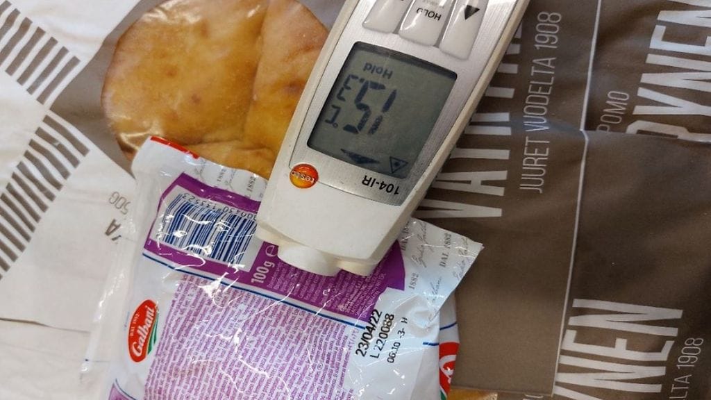 Terveystarkastajien mittauksissa mozzarellajuustojen lämpötila oli yli 15 astetta, kun niitä pitäisi säilyttää korkeintaan 8 asteen lämpötilassa. Parasta ennen päiväys oli ylittynyt kahdella päivällä.