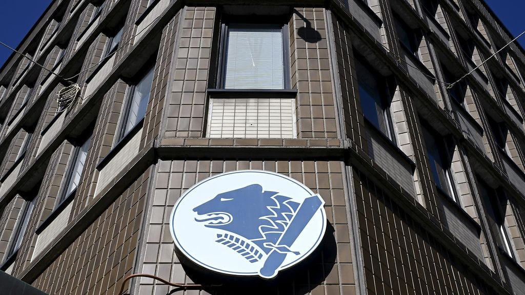 Tunnus Rajavartiolaitoksen esikunnan rakennuksessa, jossa toimii myös Rajavartiolaitoksen hallintoyksikkö Suomenlahden merivartiosto.