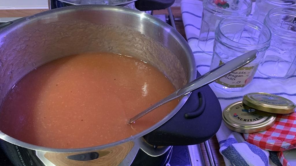 Tee omenasose puhtaisiin purkkeihin!