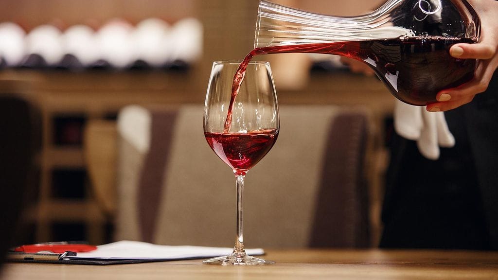 Viinin voi tarjoilla muustakin kuin suoraan pullosta, Alkosta muistutetaan.