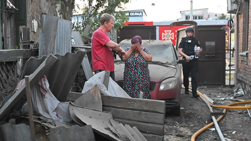 Nainen suri Venäjän ohjusiskussa syntyneitä tuhoja Ukrainan Kharkivissa 25. elokuuta.