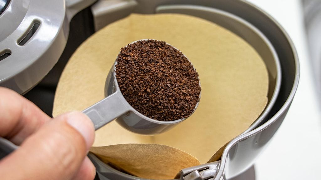 Kahvinkeittimen lataaminen valmiiksi voi houkutella aamu-unisia.