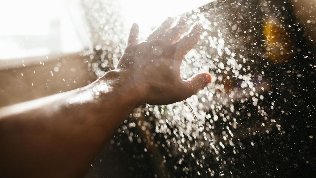 Kehonrakentaja oli tuupertunut ja menettänyt tajuntansa suihkussa. Kuvituskuva.