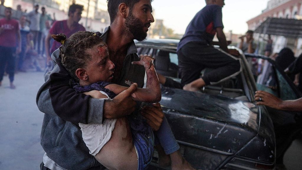 Loukkaantuneita tuotiin Nasserin sairaalaan Israelin pommitusten jälkeen Khan Yunisissa, Gazan eteläosissa 20. elokuuta.