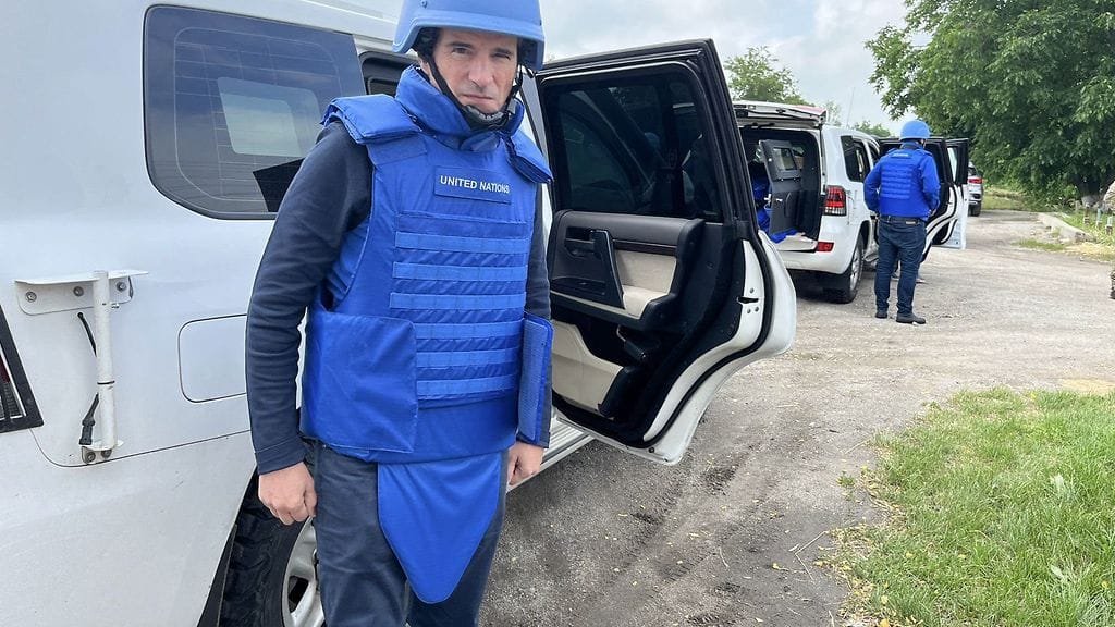 afael Grossi seisoo autonsa vieressä Ukrainassa matkalla vierailulle Zaporizhzhian ydinvoimalaan kesäkuussa 2023.