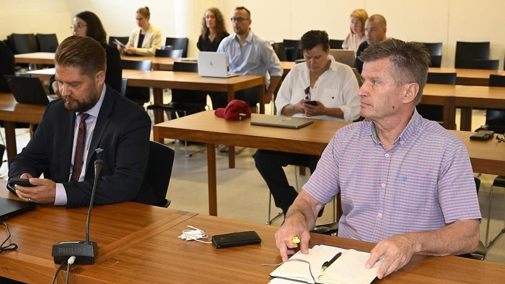 Asianajaja Kaarle Niemi (vas.) ja Työ- ja elinkeinoministeriön hallitusneuvos Olli Sorainen Helsingin käräjäoikeudessa 27. elokuuta.